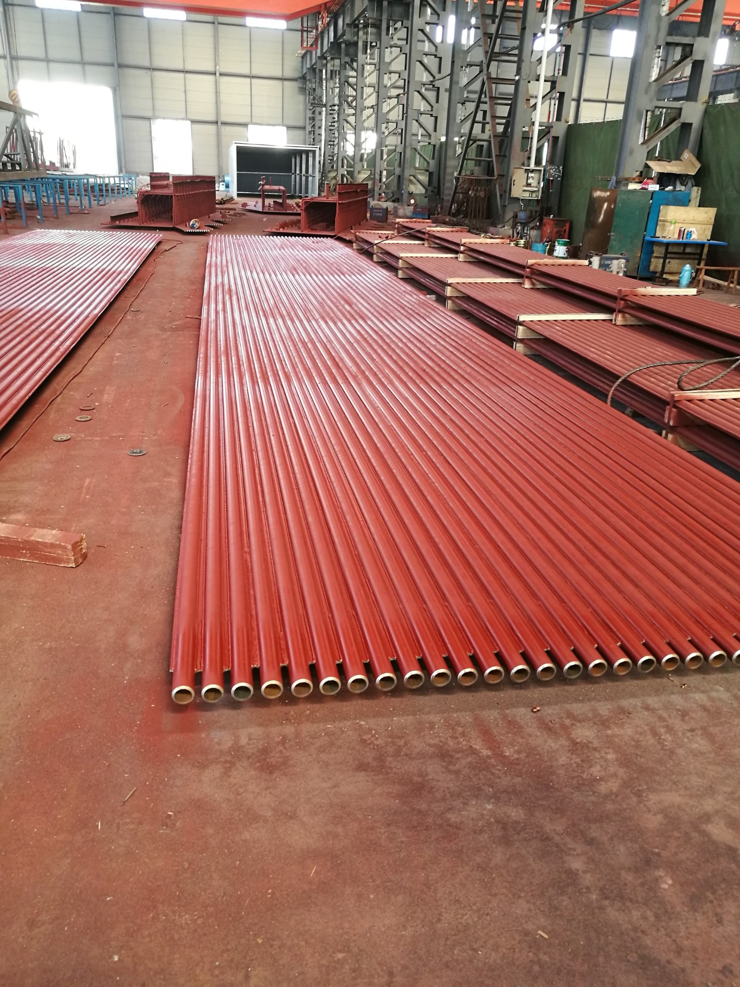 材質(zhì)：SA-210C規(guī)格：63.5×7.5 4根一排，鱗片寬度12.7mm厚度6mm管排總長(zhǎng)度12米，內(nèi)螺紋8個(gè)頭） 管材需正偏差，帶500米密封