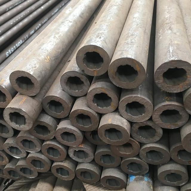 材質(zhì)：SA-210C規(guī)格：63.5×7.5 4根一排，鱗片寬度12.7mm厚度6mm管排總長(zhǎng)度12米，內(nèi)螺紋8個(gè)頭） 管材需正偏差，帶500米密封