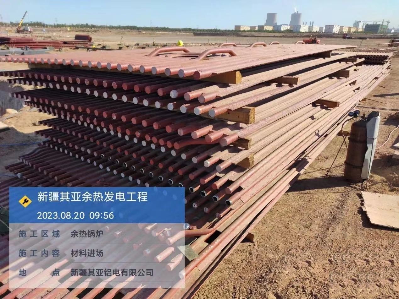 3、4號(hào)螺旋水冷壁管屏|屏寬：50.8×10=508mm；長(zhǎng)：6000mm;S=50.8mm。螺旋水冷壁管盤(pán)繞管圈，傾角為19.471°，管子規(guī)格Φ38.1×7.5。螺旋管屏膜式扁鋼厚δ=6.4，采用雙面坡口焊接型式。